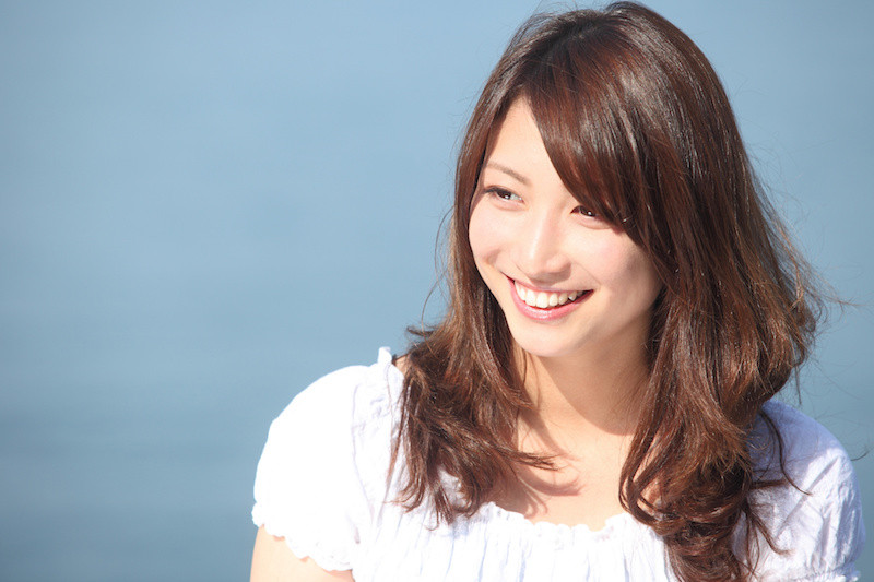 笑顔で笑っているセミロングの女性